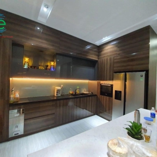 Tủ bếp vân gỗ hiện đại